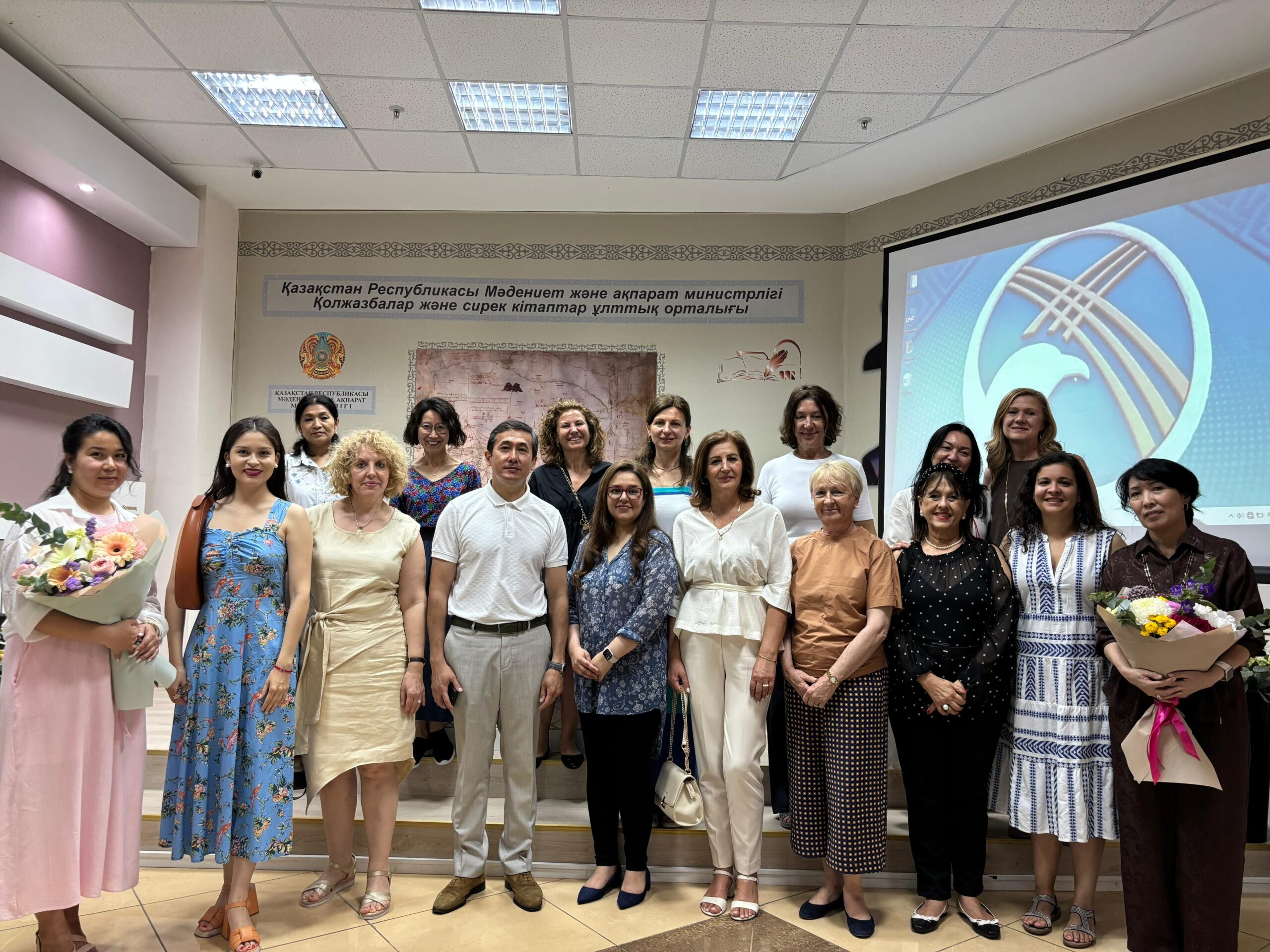 Қазақстандағы Елшілер әйелдерінің қауымдастығы өкілдері Қолжазбалар және сирек кітаптар ұлттық орталығында қонақта