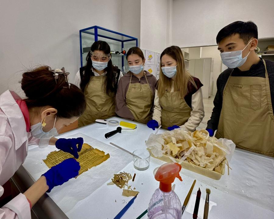 Қолжазбалар және сирек кітаптар ұлттық орталығында кітаптарды сақтау бойынша шеберлік сағаты өтті